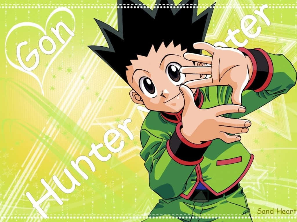 Gon 從《獵人X獵人》有多可愛？ 💕 壁紙 — 動畫角色 Gon Freecss 穿著綠色服裝，在明亮的黃綠色背景上做出俏皮的手勢，帶有星爆效果。