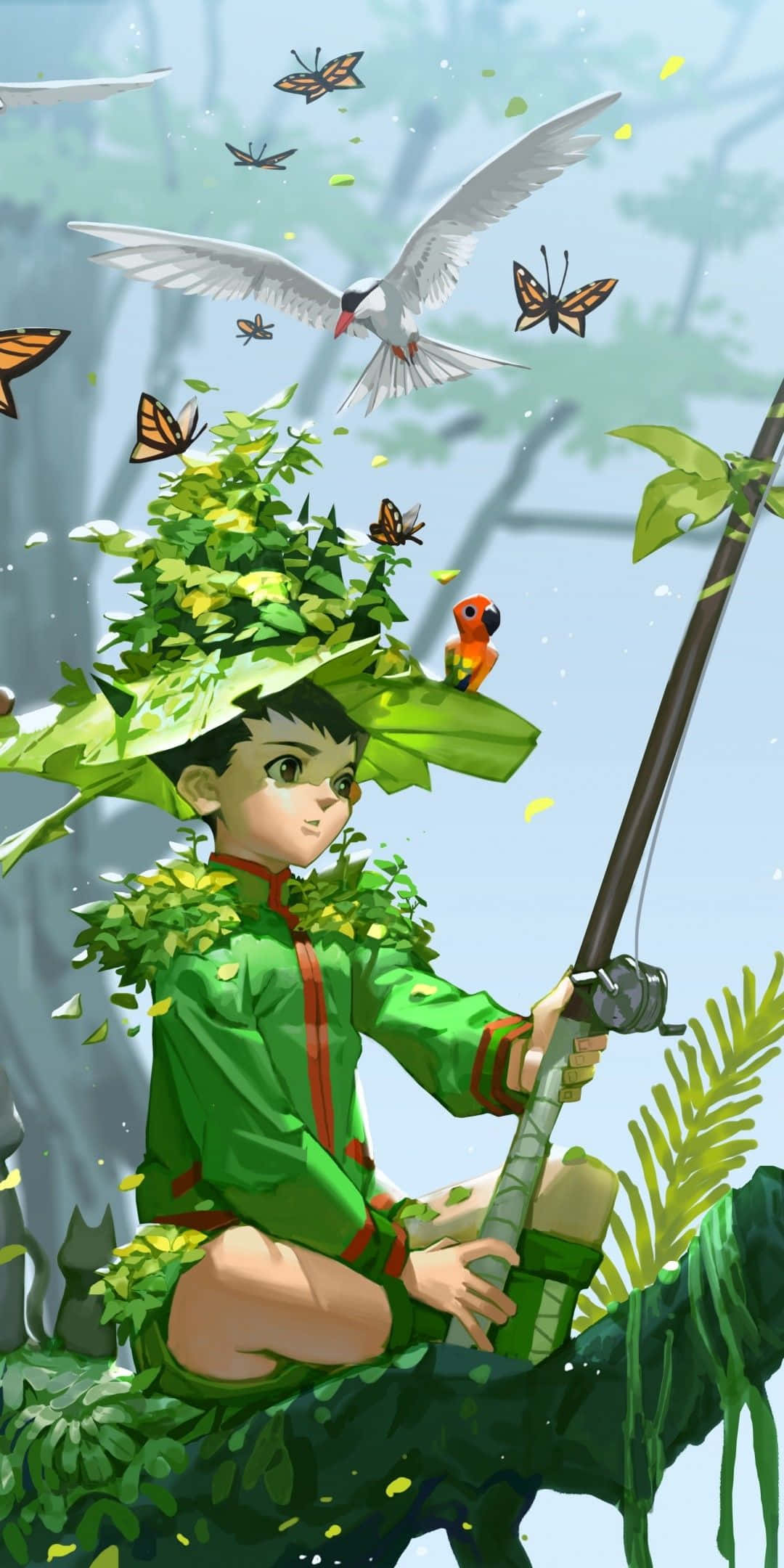 Gon 挑戰成為獵人之路 壁紙 — 一個身穿綠色樹葉服裝的小男孩坐在樹枝上，手持魚竿，周圍有蝴蝶、鳥兒和落葉，身處茂密的森林中。