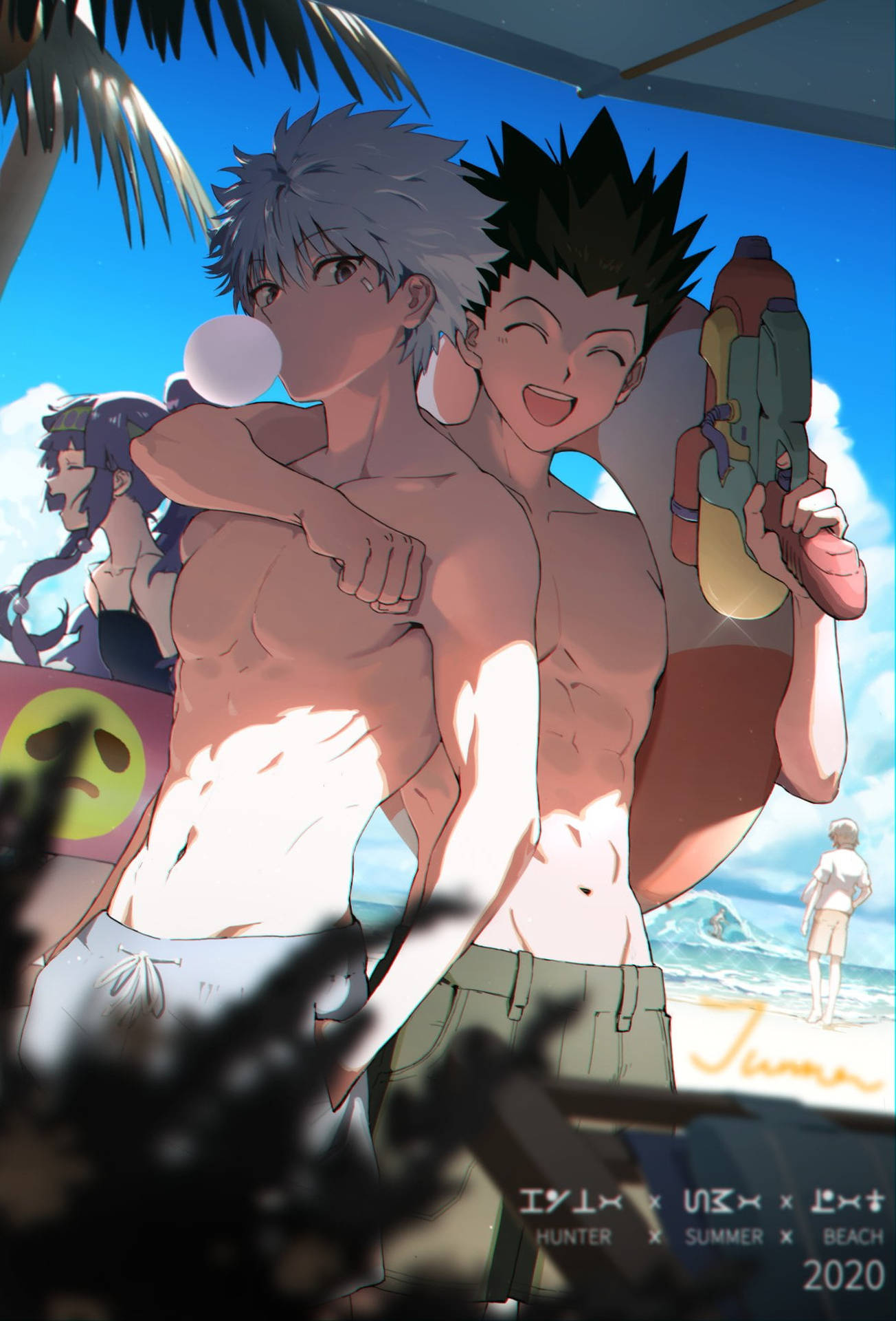 兩個肌肉發達的動漫男子在陽光明媚的海灘上擁抱，一個吹泡泡，另一個拿著水槍。