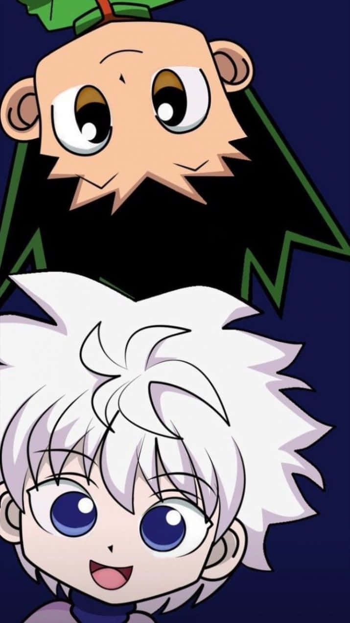Gon 與 Killua，準備迎接下一次冒險！ 壁紙 — 兩個擁有大眼睛、表情豐富的動漫角色，一個白髮藍眼，另一個戴著綠色帽子、棕色眼睛，背景為深藍色。