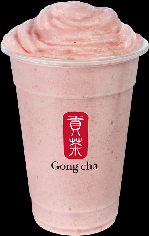 Gong Cha 粉色冰沙 壁紙 — 粉紅色士多啤梨奶昔，頂部有漩渦狀忌廉，放在Gong cha品牌杯內，黑色背景。