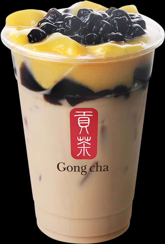 Gong Cha 珍珠奶茶配配料.JPG 壁紙 — 一杯以黑色背景襯托、上面有黑珍珠同芒果片嘅貢茶珍珠奶茶。