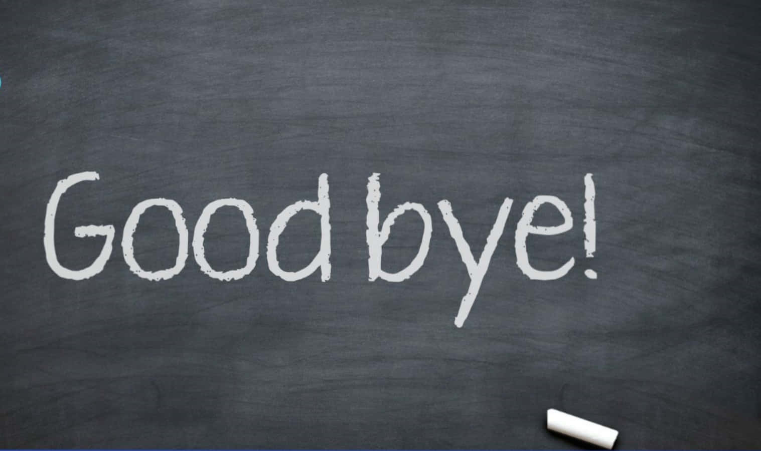 再見 桌布 壁紙 — 「Good bye!」呢幾個字用白色粉筆寫喺深灰色黑板上面，下面放咗支粉筆。