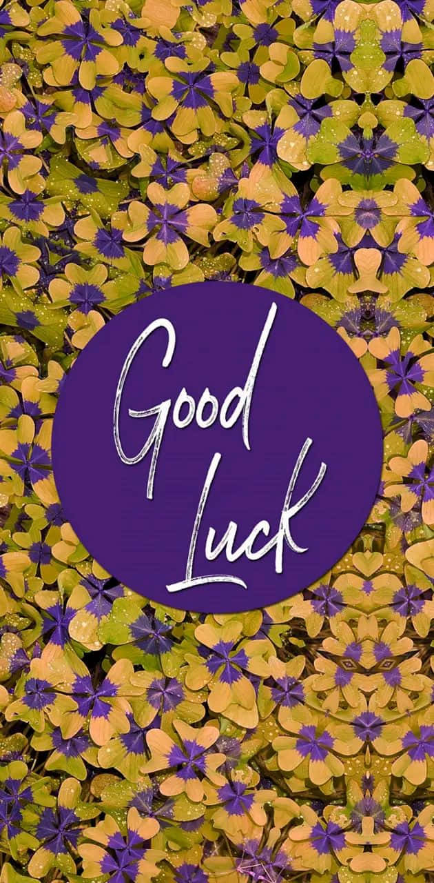  壁紙 — 一個充滿活力的紫色圓形，中心有白色草書文字寫著「Good Luck」，背景是黃色和紫色花朵的萬花筒圖案。