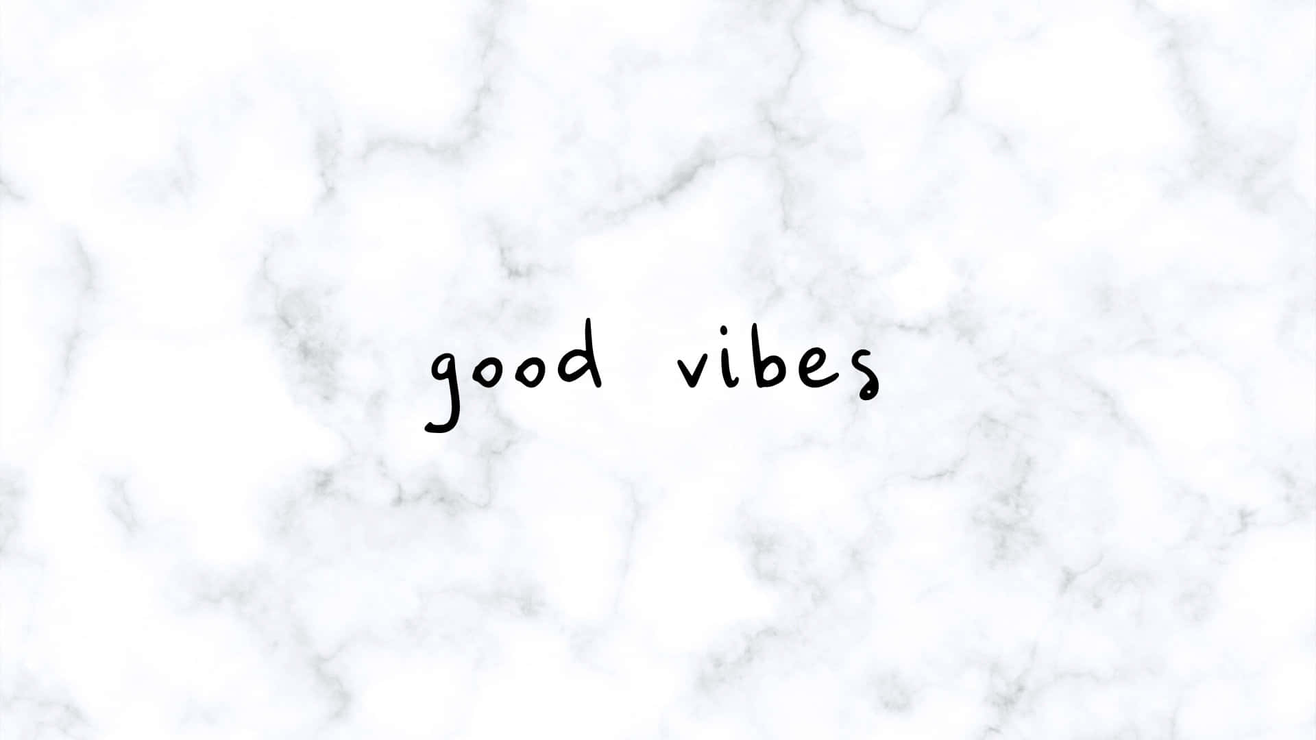 大理石紋理背景上的「Good Vibe」手繪字體藝術 壁紙 — 手寫短語 good vibes 在帶有灰色紋理的潔白大理石背景上。