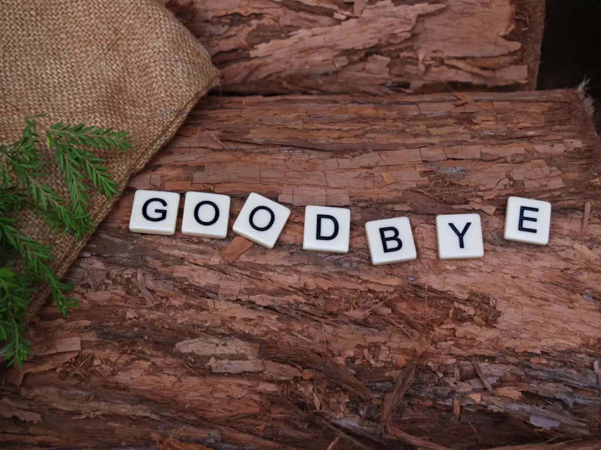 一塊木板上拼寫出「Goodbye」字樣 壁紙