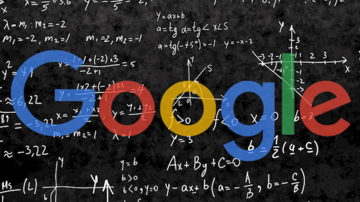 Google 標誌在一個覆蓋著數學方程式和圖表的黑板上。