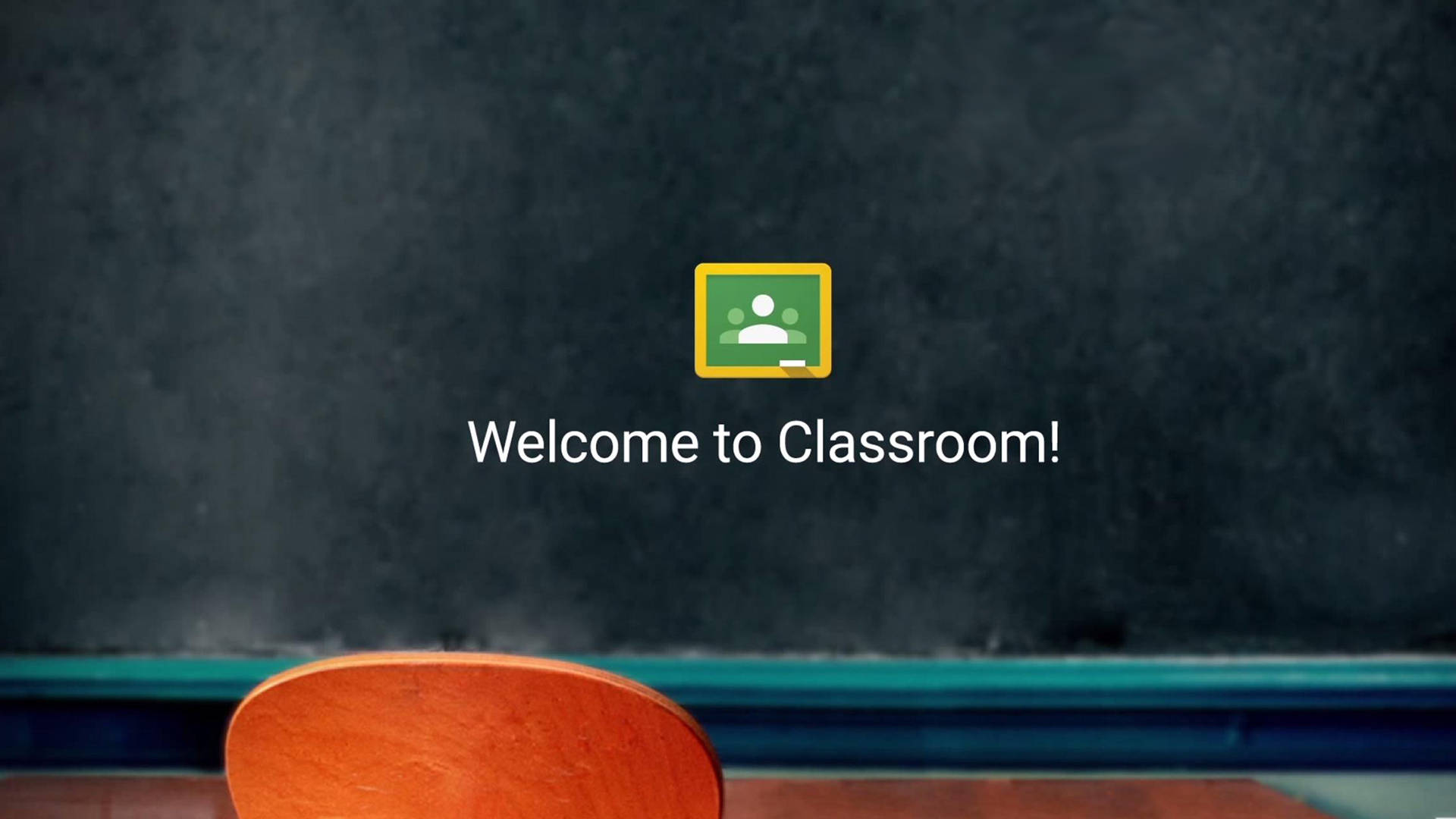 Google Classroom 歡迎訊息 壁紙 — 一張木椅面向一塊深色黑板，上面顯示綠色 Classroom 應用程式圖示和歡迎文字。