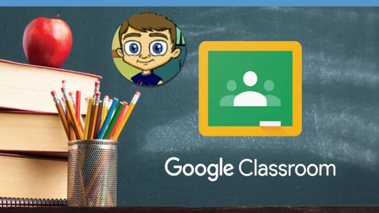 Google Classroom 標誌旁的鉛筆與書本 壁紙 — 一個卡通學生頭像和Google Classroom標誌放在黑板桌上，旁邊有書本、鉛筆和一個蘋果。