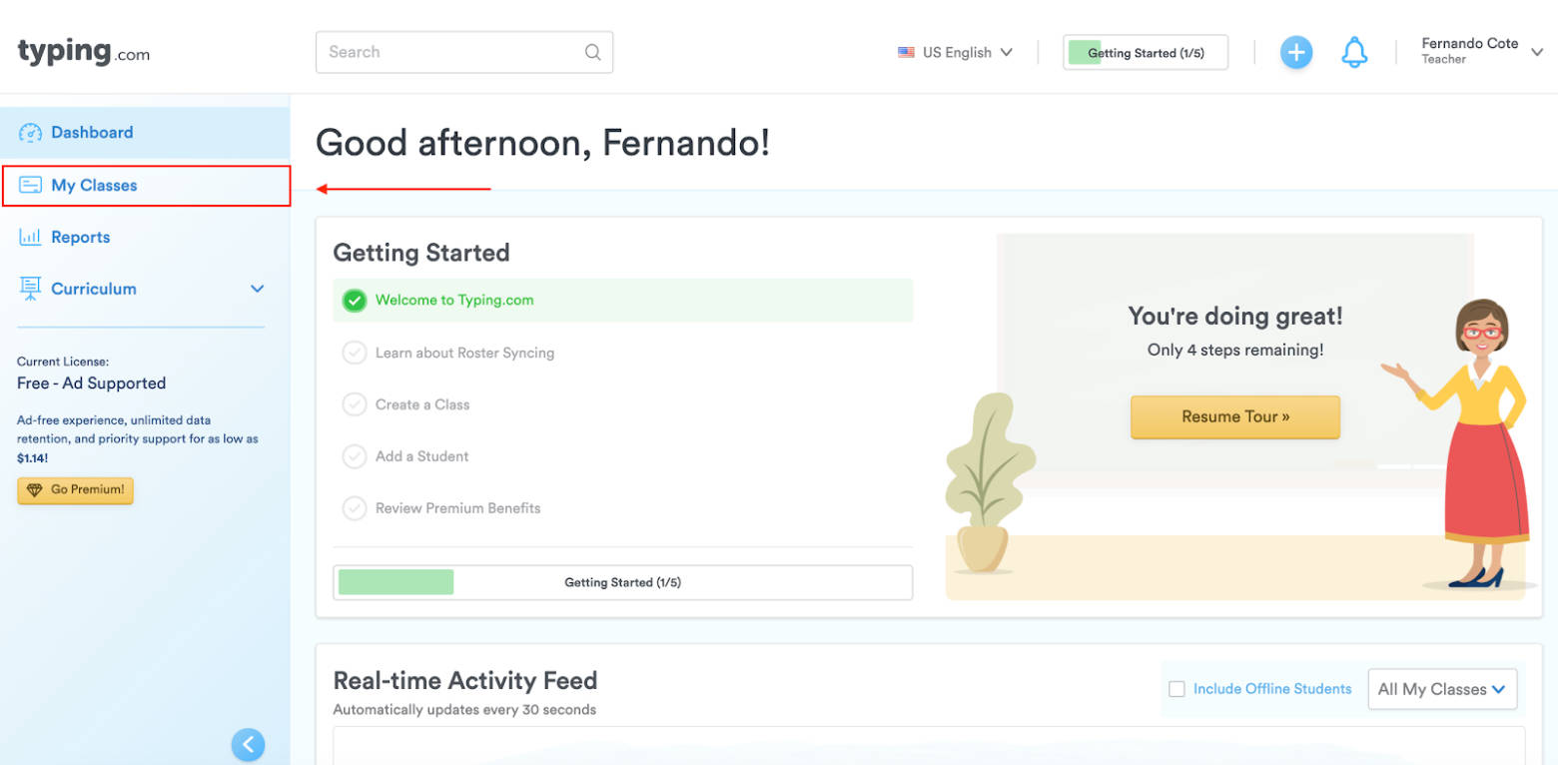 互動式 Google Classroom 界面 壁紙 — 一個開心的卡通女人，身穿黃色上衣和紅色裙子，在淺色桌面介面上，於盆栽植物旁邊做手勢。