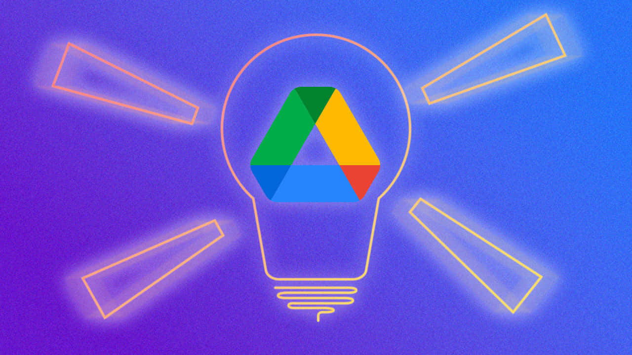 燈泡中的 Google Drive 標誌 壁紙 — 發光的燈泡輪廓包含 Google Drive 標誌，並有霓虹光線向外射出，背景為紫色漸變。