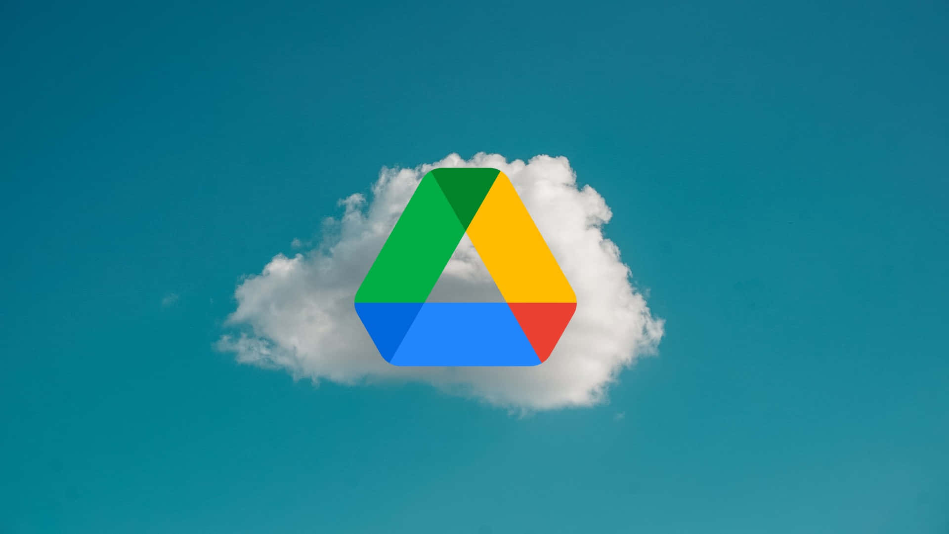 背景為深綠色的 Google Drive 與雲朵 壁紙 — Google Drive 標誌從一朵蓬鬆的白雲中浮現，背景是清澈的藍天。