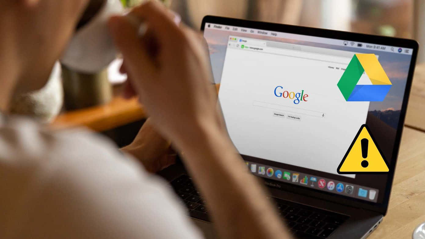 使用手提電腦的人，螢幕上顯示Google搜尋和警告符號。
