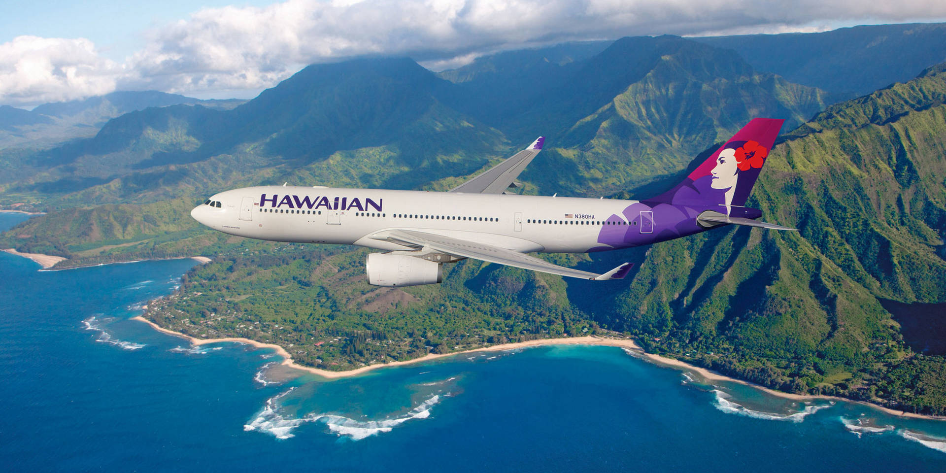 夏威夷航空飛機飛越熱帶島嶼，有山脈和海洋