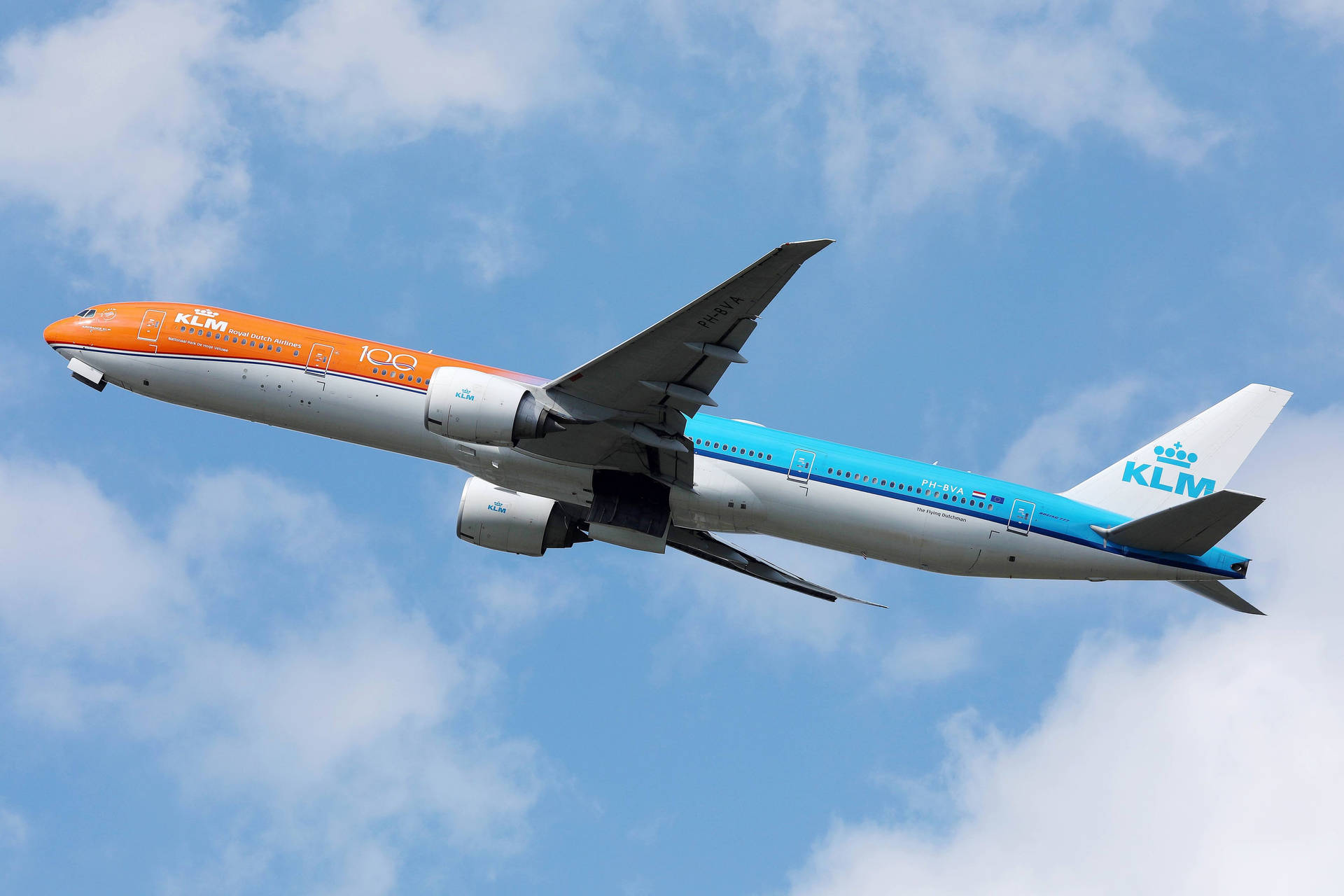 荷蘭皇家航空飛機在藍天白雲中飛行
