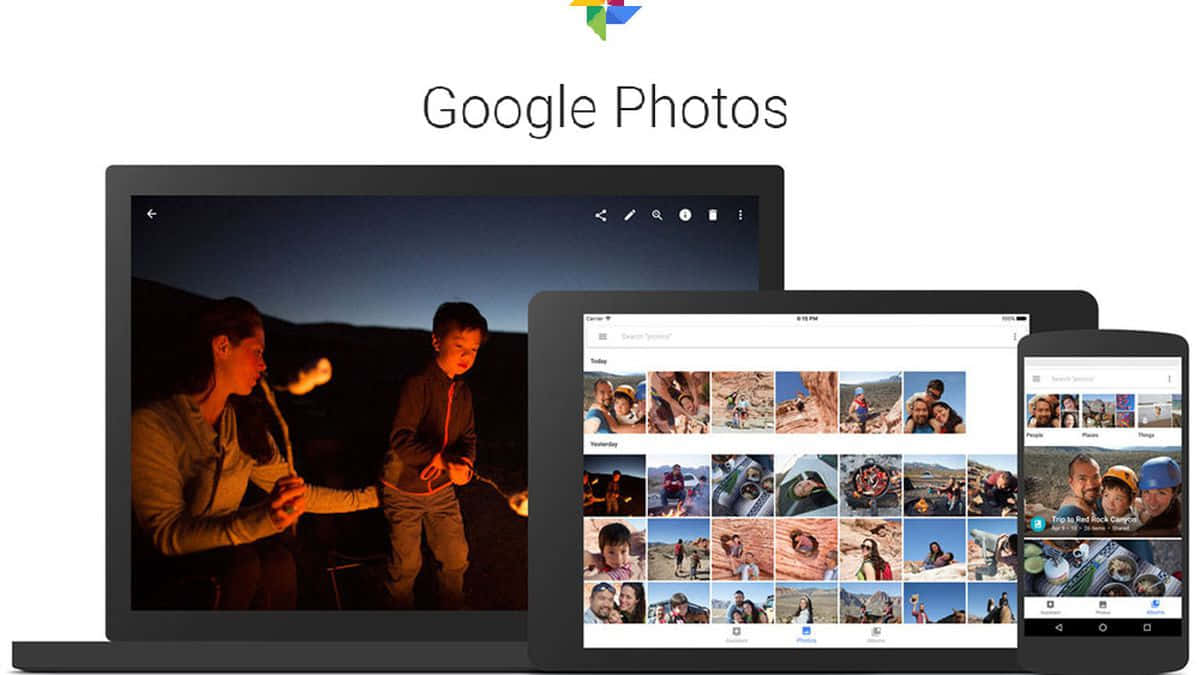 Google Photos 應用程式顯示在筆記型電腦、平板電腦和手機上，包含家庭照片和營火場景。