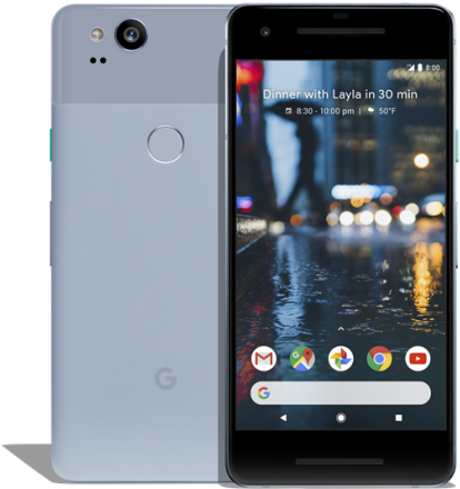 Google Pixel智慧手機設計 壁紙 — 淺藍色Google Pixel手機前後展示，屏幕上顯示雨中的城市街道壁紙。