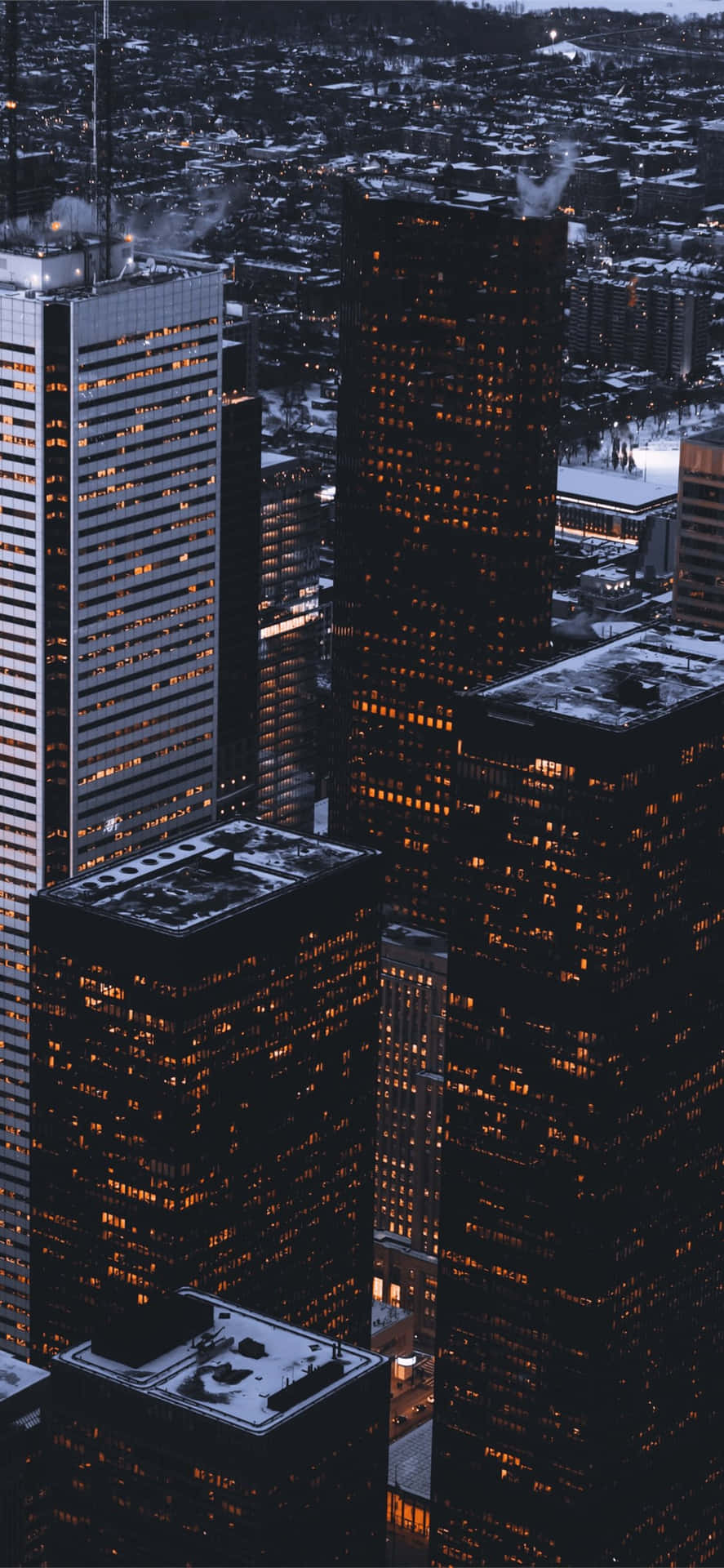 雪覆蓋的城市天際線夜景，窗戶發光