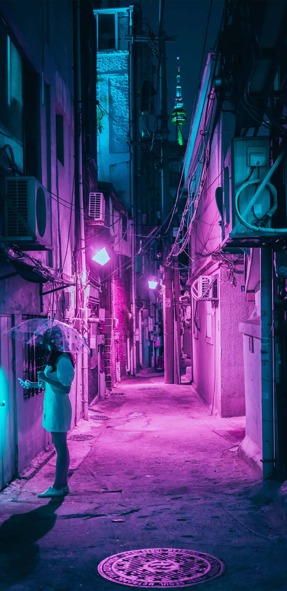 夜晚在霓虹燈小巷中撐傘的人