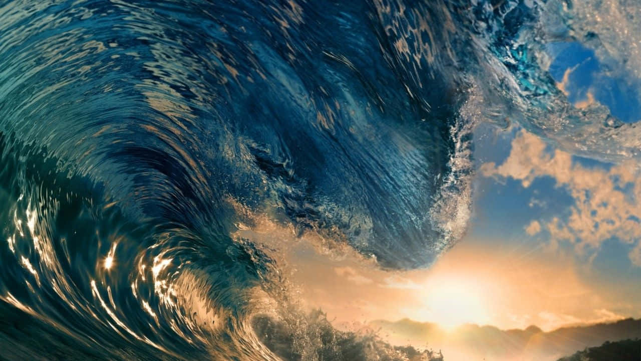 日落時分強勁的海浪，金色的天空和遠山。