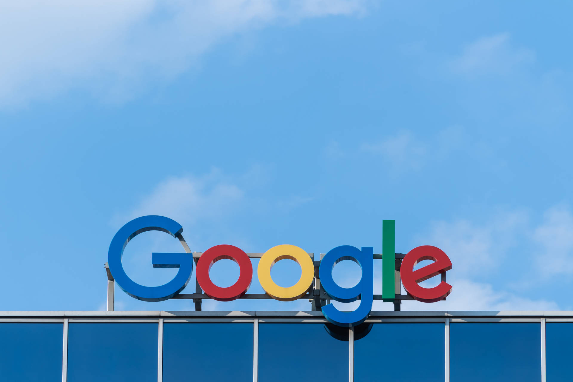藍天下建築物上的 Google 標誌