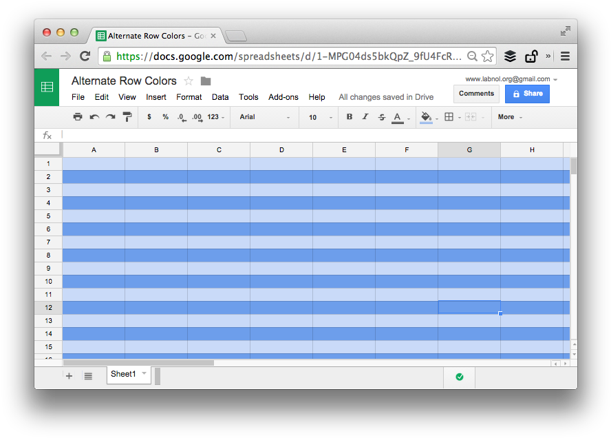 Google Sheets交替行顏色 壁紙 — Google Sheets 視窗顯示一個在深色背景上帶有交替藍色行顏色的試算表。