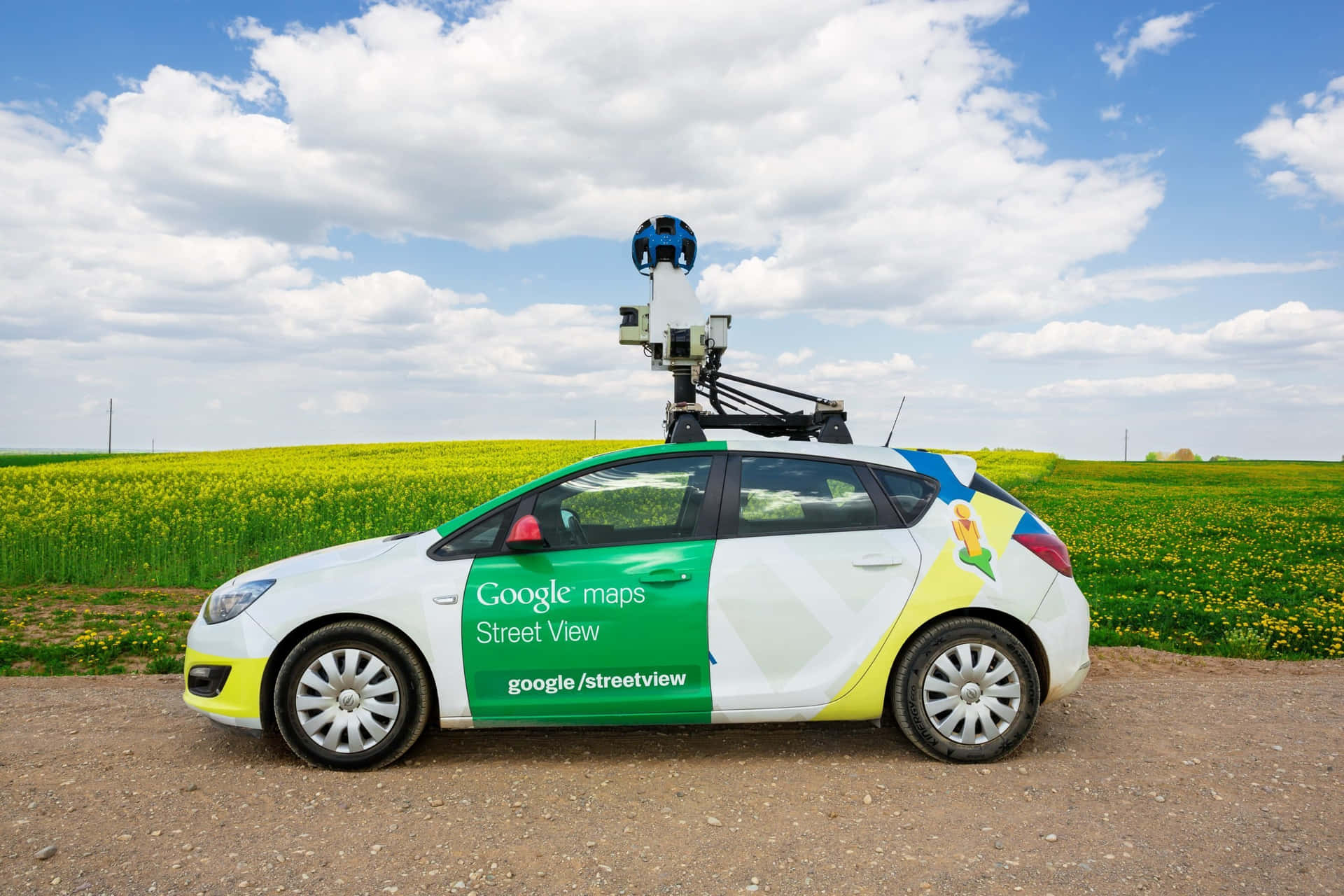 Google 街景車車頂有攝影機，停在油菜花田中。