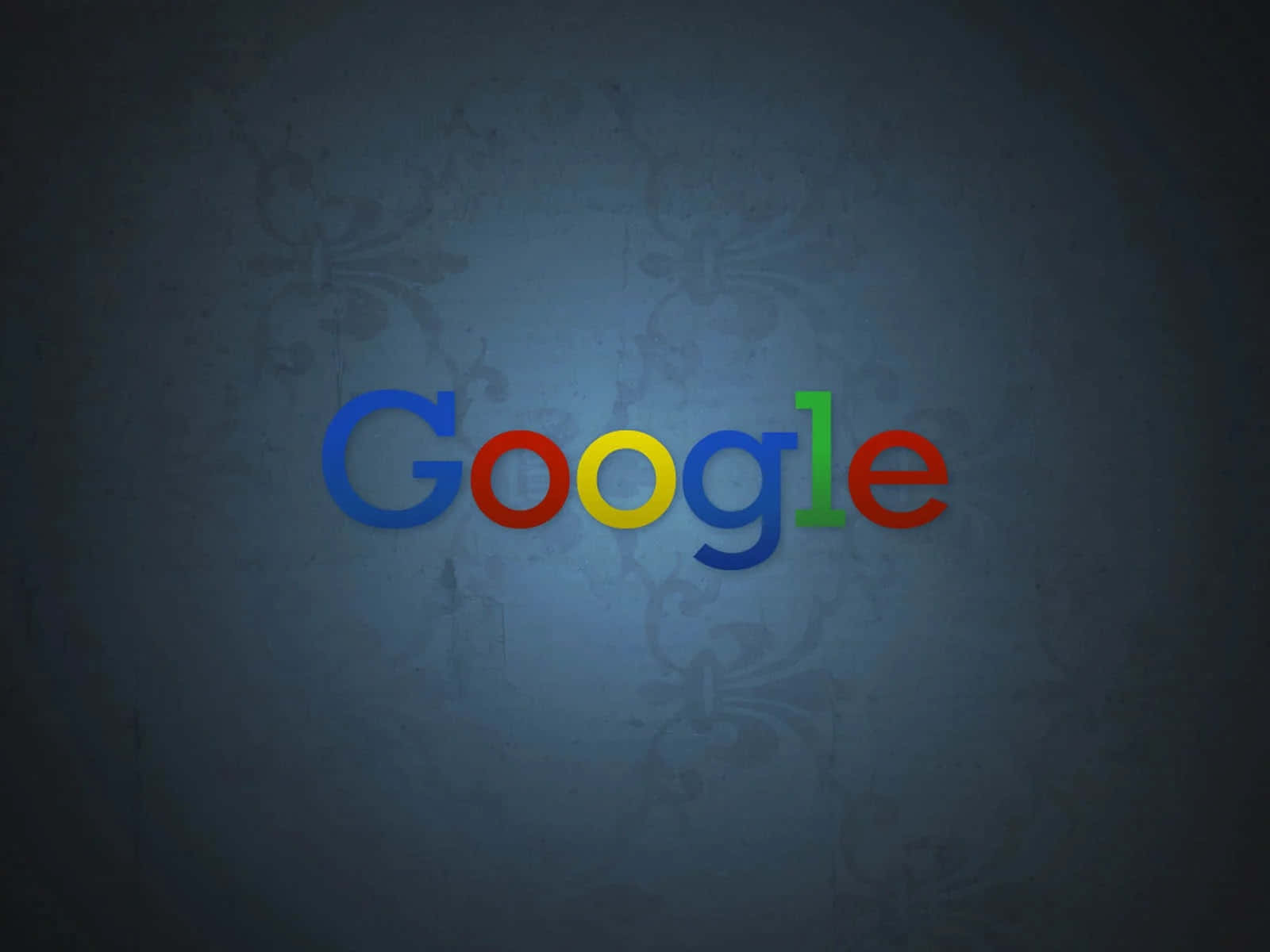 Google 標誌 壁紙 — Google 標誌以彩色字母居中顯示在帶有細膩花卉圖案和柔和光線的紋理藍灰色牆壁上。