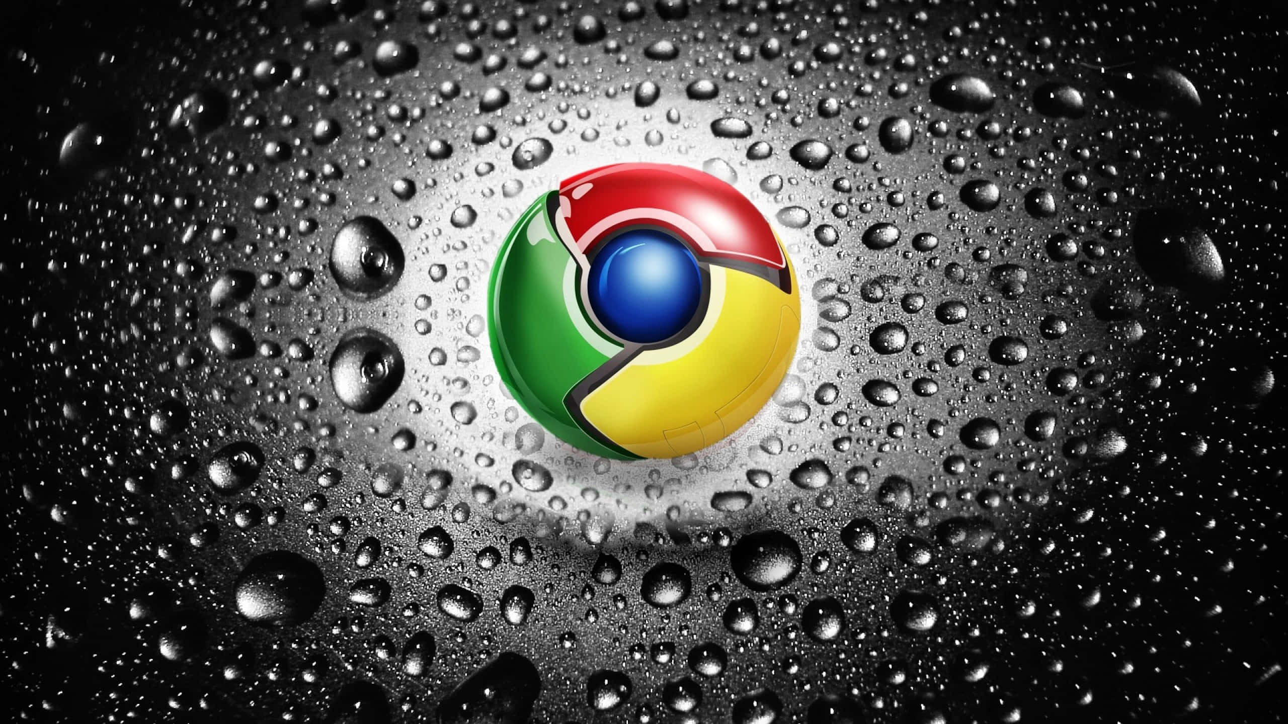 Google 標誌於彩色背景 壁紙 — Chrome 標誌在聚光燈下閃耀，周圍是深色反光表面上的雨滴。