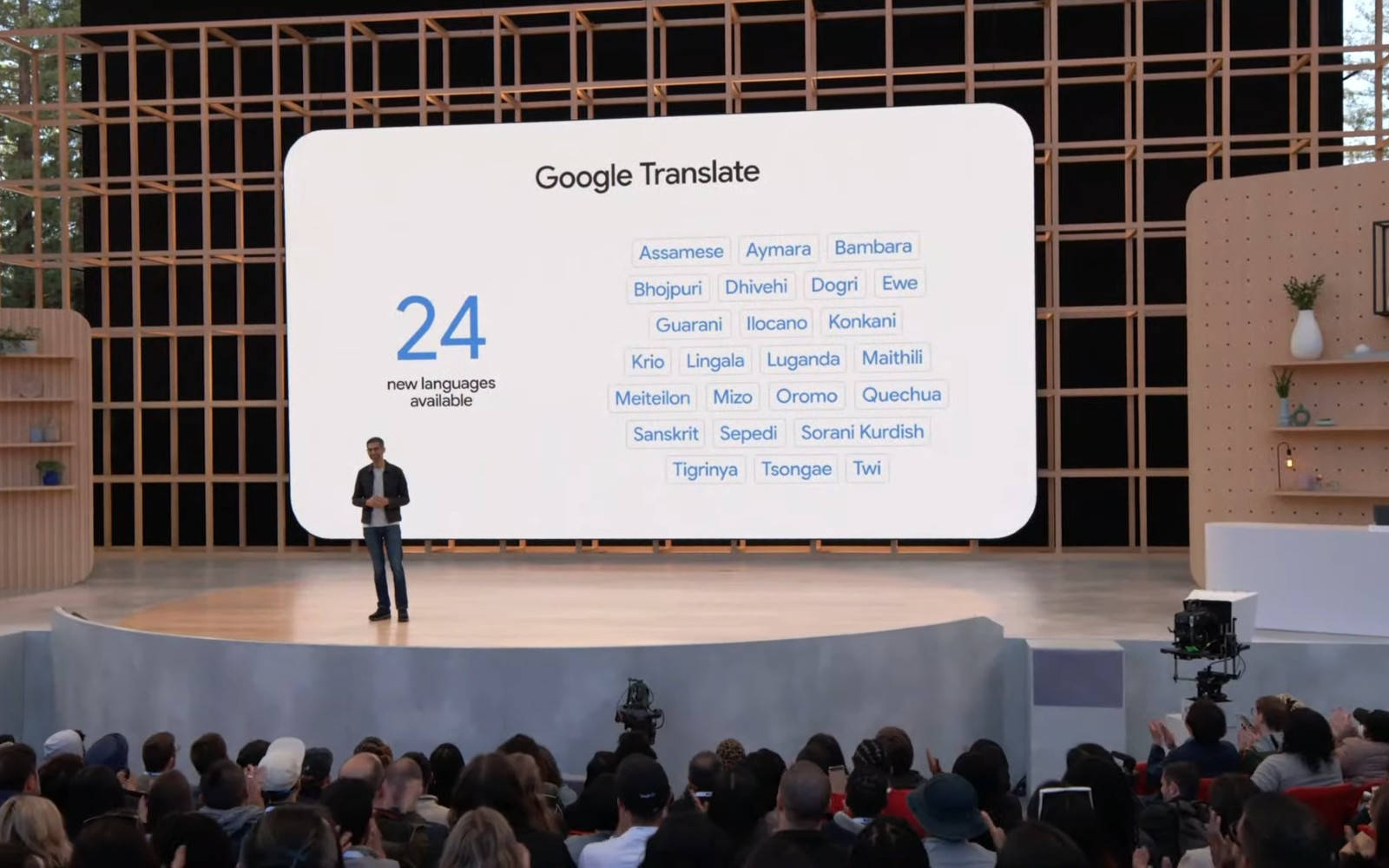 講者在科技活動中向觀眾介紹Google翻譯的24種新語言。