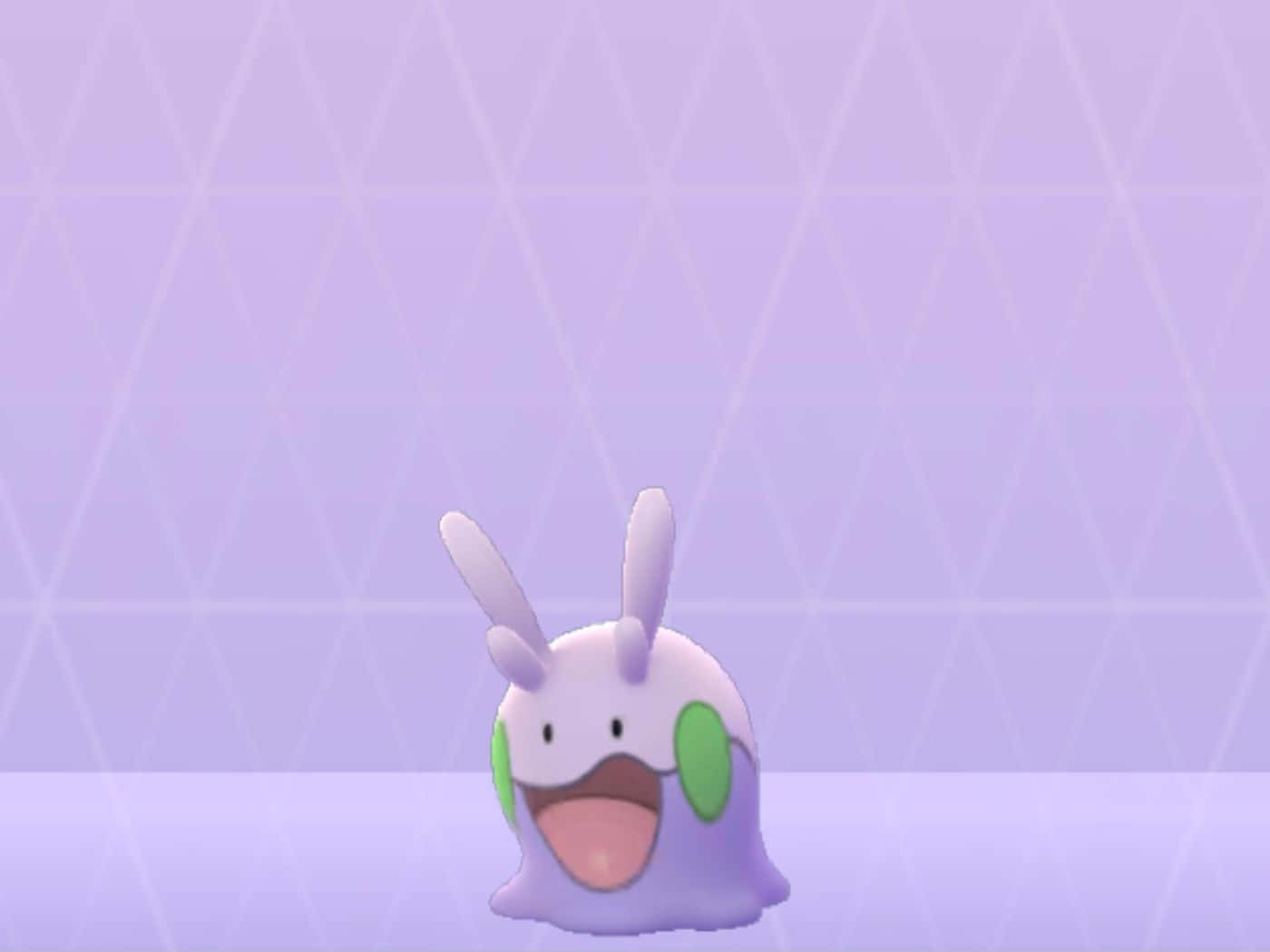 Goomy 紫色背景 壁紙 — 一隻快樂的紫色寶可夢，有綠色臉頰和兔耳朵，在柔和的薰衣草幾何背景前燦爛微笑。