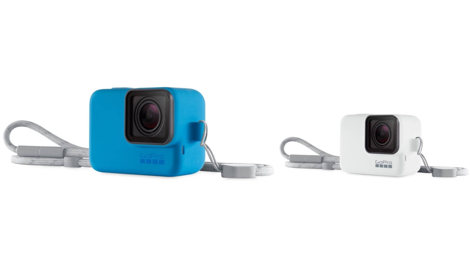 GoPro 藍白機身 壁紙 — 兩部GoPro運動相機，一藍一白，配有灰色腕帶，置於純白背景上。