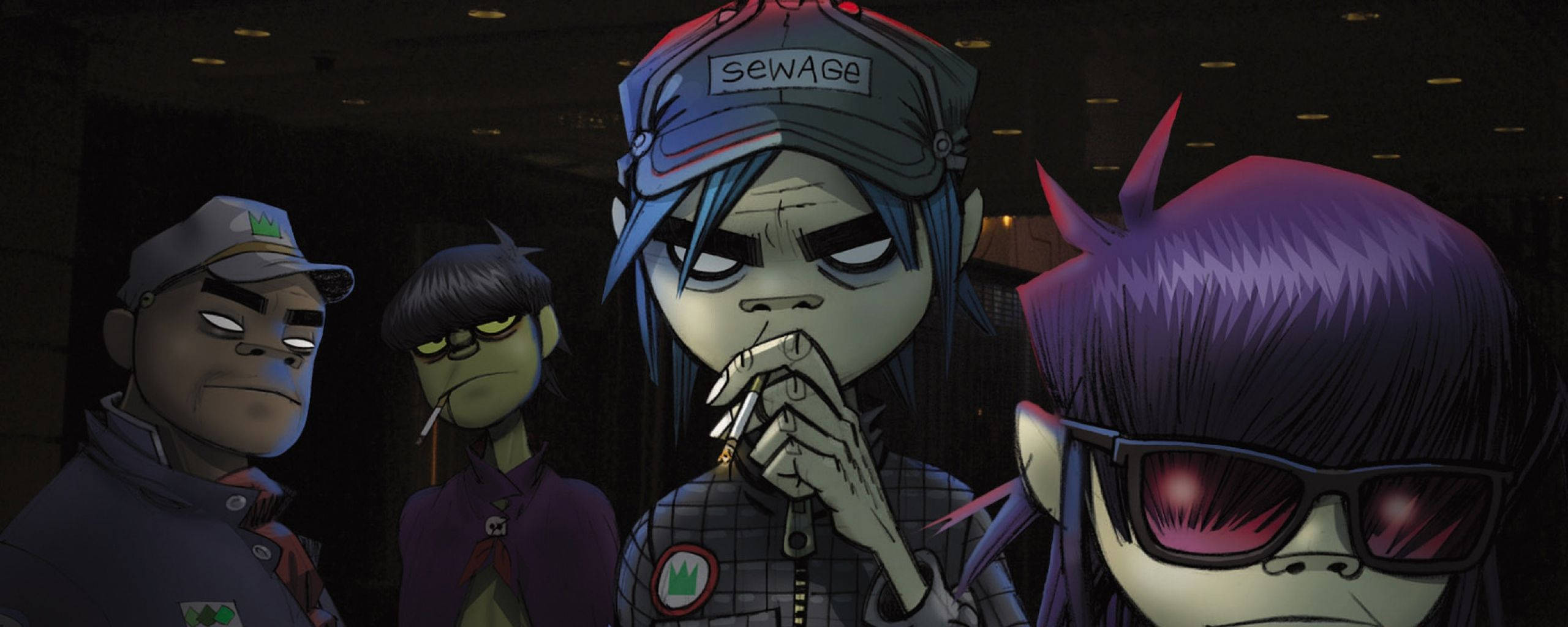 與 Gorillaz 一起搖擺 壁紙 — 四個風格化的動畫角色，帶有前衛表情和龐克服飾，站在光線昏暗的室內環境中。