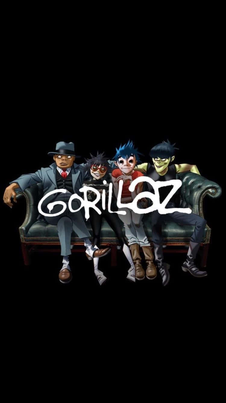 四個動畫 Gorillaz 樂隊成員坐在綠色沙發上，樂隊名稱以白色文字顯示。