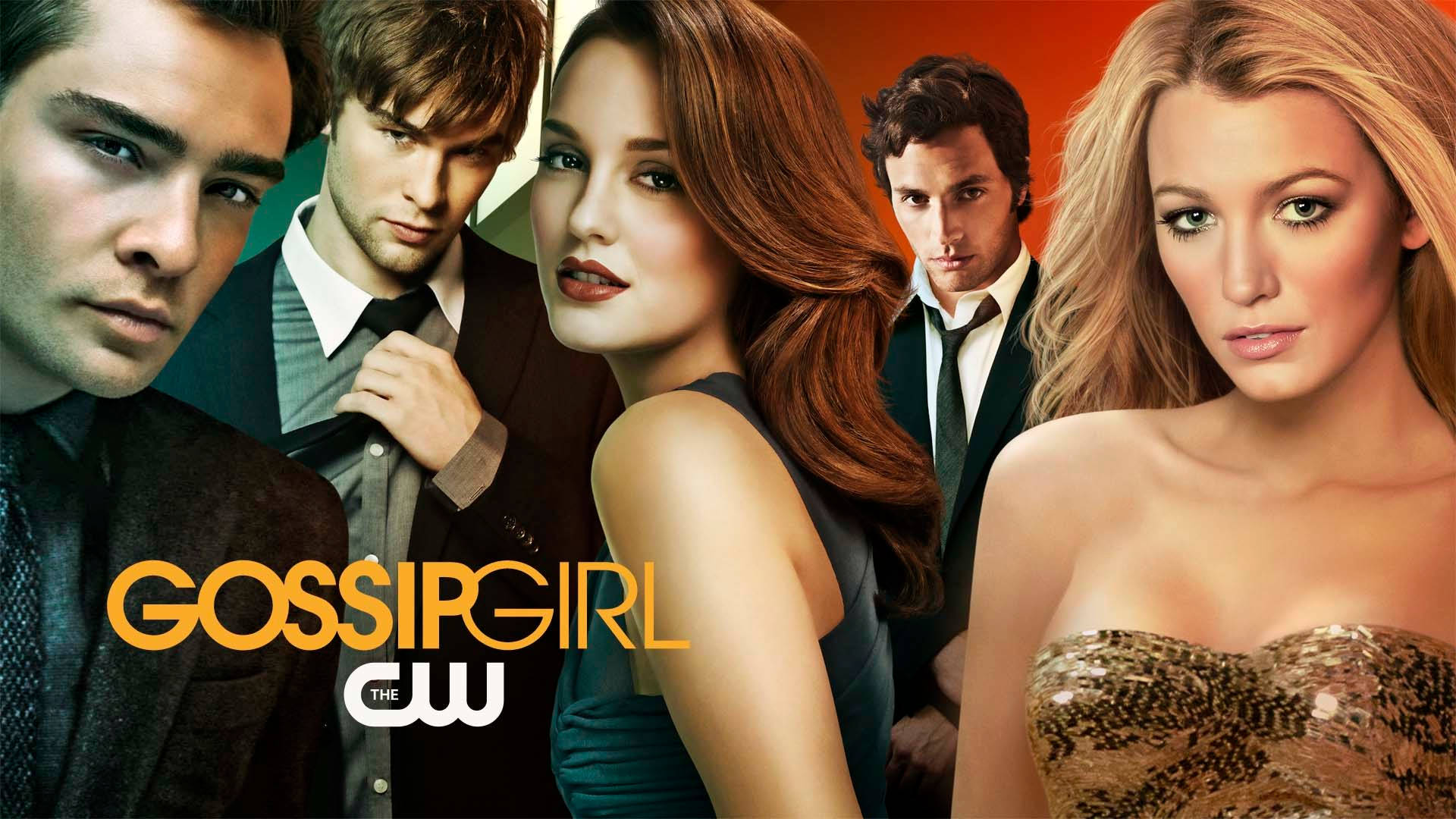 Gossip Girl 高級群星海報 壁紙 — 五位魅力演員穿著正式服裝，在充滿活力的橙色背景前擺姿勢，並帶有「Gossip Girl」標誌。