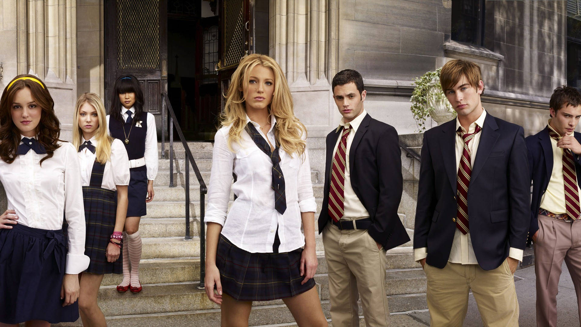 《Gossip Girl》學生制服群像壁紙 壁紙 — 六名身穿制服的高中生自信地站在宏偉校舍外的石階上。