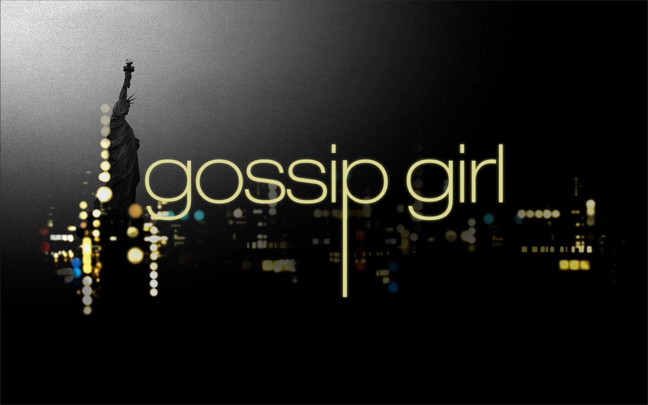 Gossip Girl 數位封面 壁紙 — 《花邊教主》標誌以金色字體發光，背景是模糊的夜景城市天際線，自由女神像呈現剪影。