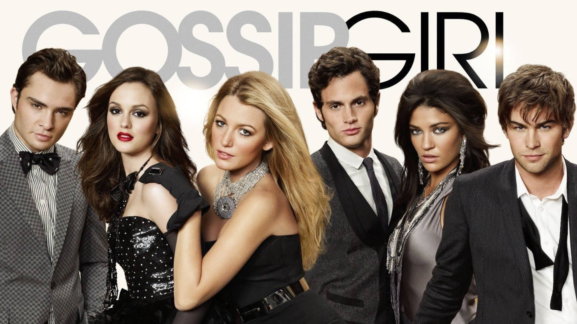 Gossip Girl 電視劇封面 壁紙 — 六位魅力四射的演員穿著正式服裝，在白色背景前自信地擺姿勢，並帶有《花邊教主》標誌。