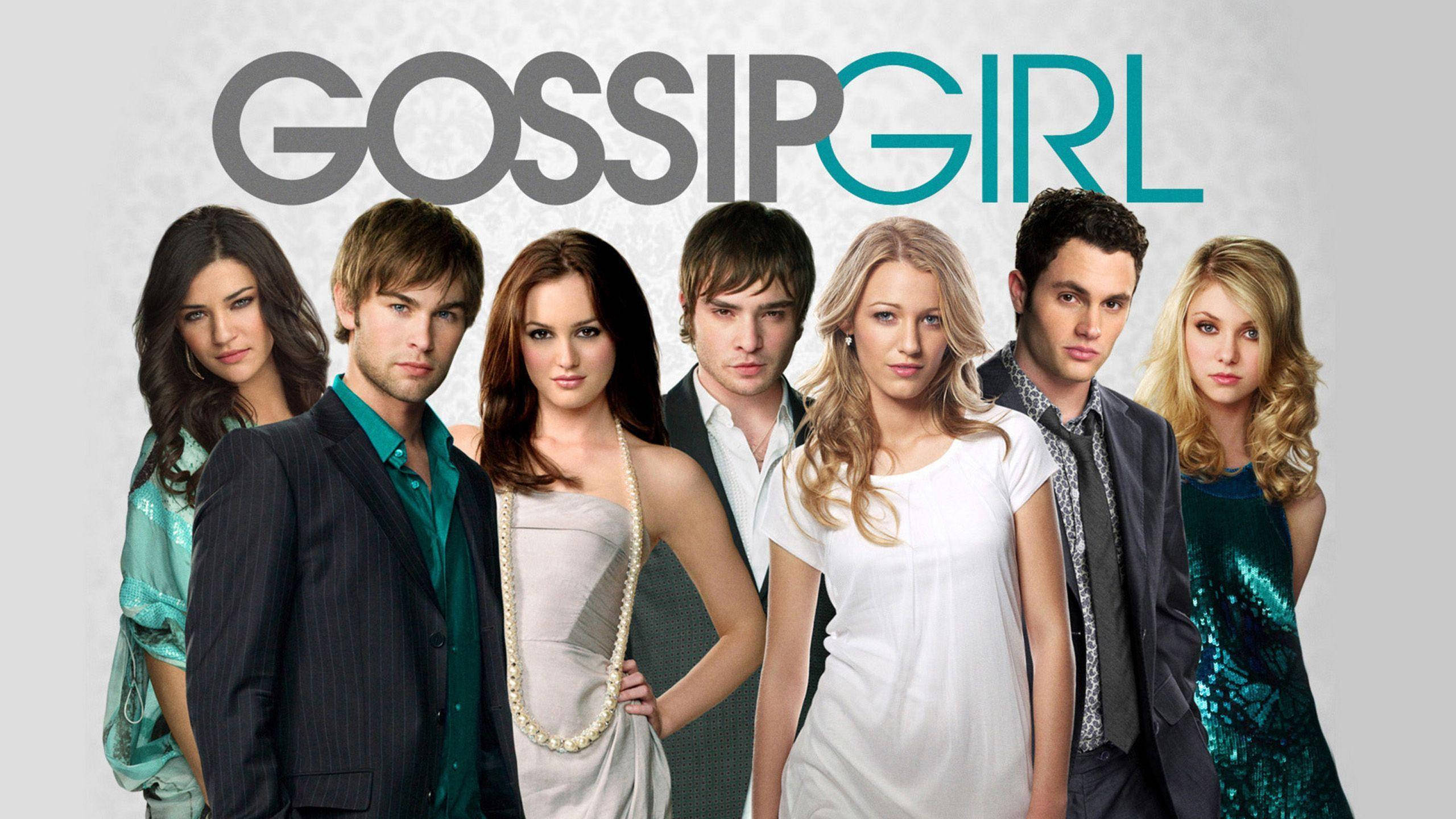 《Gossip Girl》電視劇海報 壁紙 — 六位魅力四射的年輕人身穿時尚服裝，在帶有紋理的灰色背景前自信地擺姿勢，上方有「花邊教主」標誌。