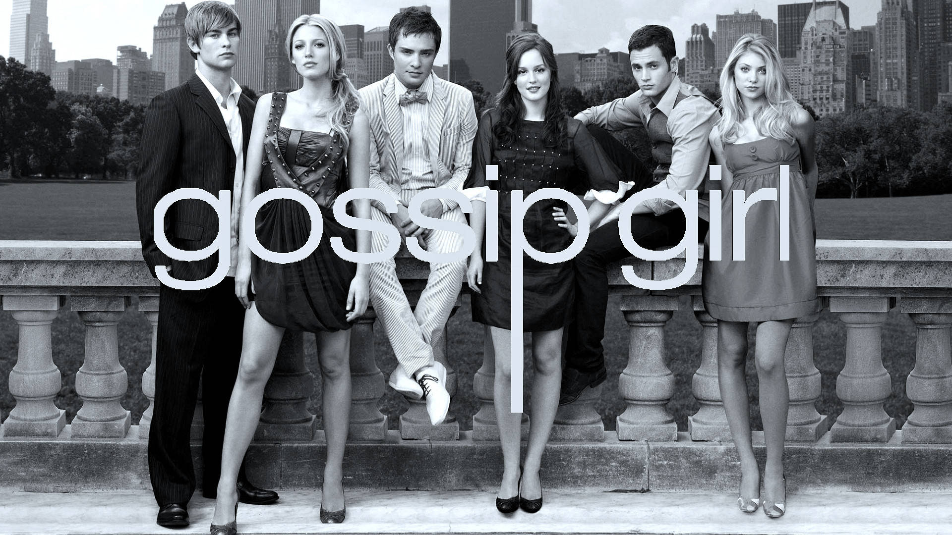 Gossip Girl 黑白封面 壁紙 — 六位衣著時尚的年輕成年人自信地站在石欄杆上，背景是黑白城市天際線。