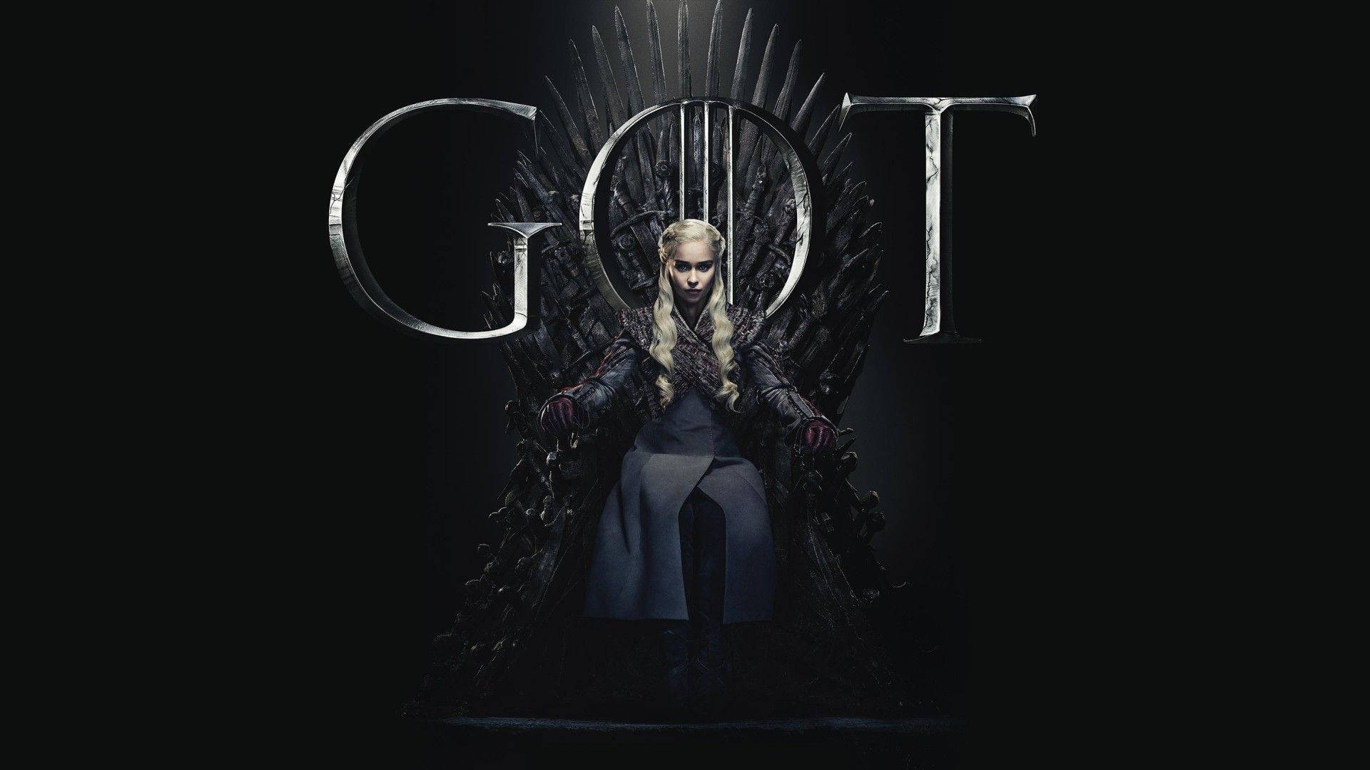 一位金髮女性坐在鐵王座上，背後有「GOT」字母。