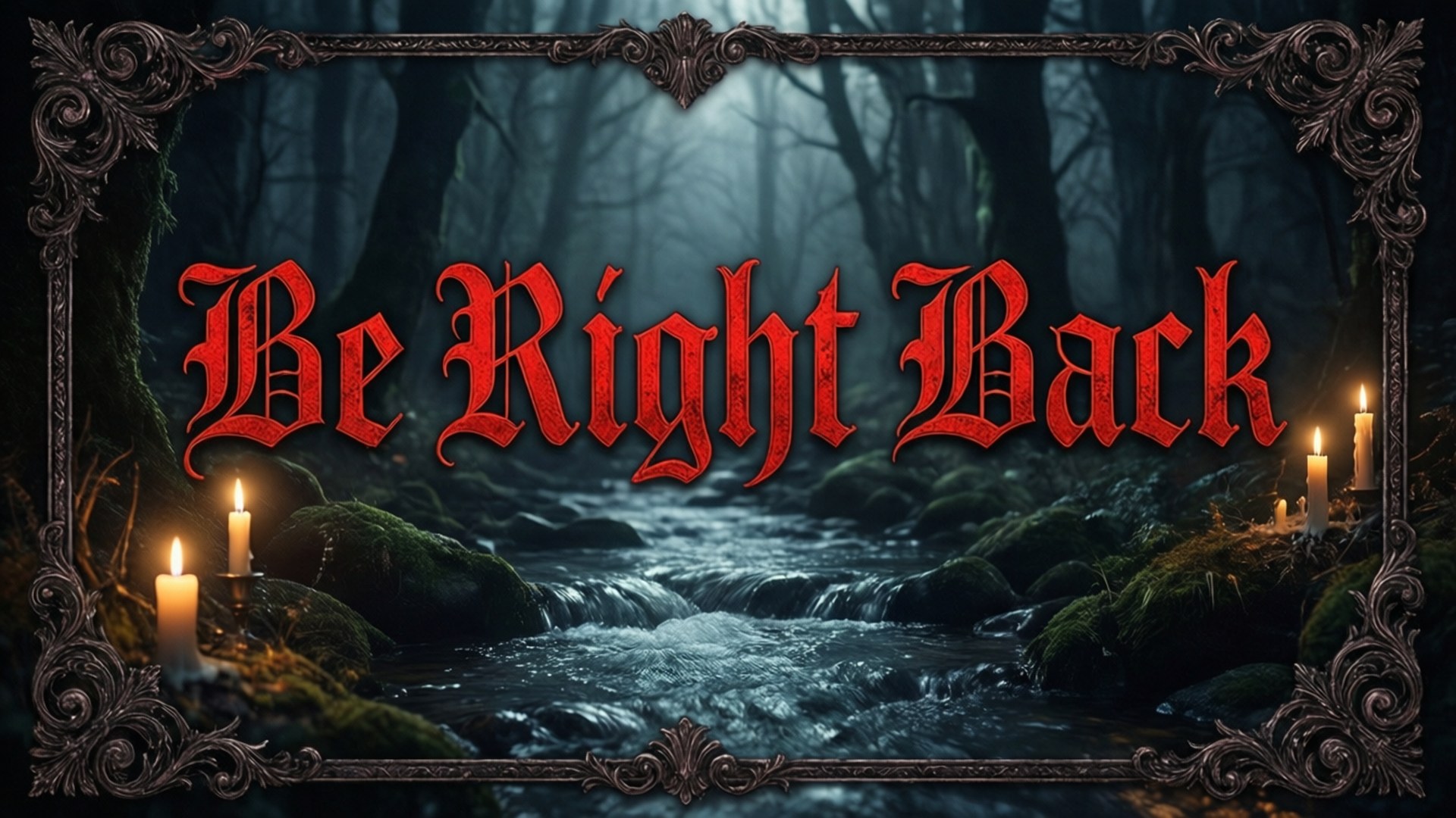 Gothic BRB Overlay 壁紙 — 哥德式紅色文字 'Be Right Back' 在裝飾框架中閃爍的蠟燭照亮霧濛濛的森林溪流上發光。