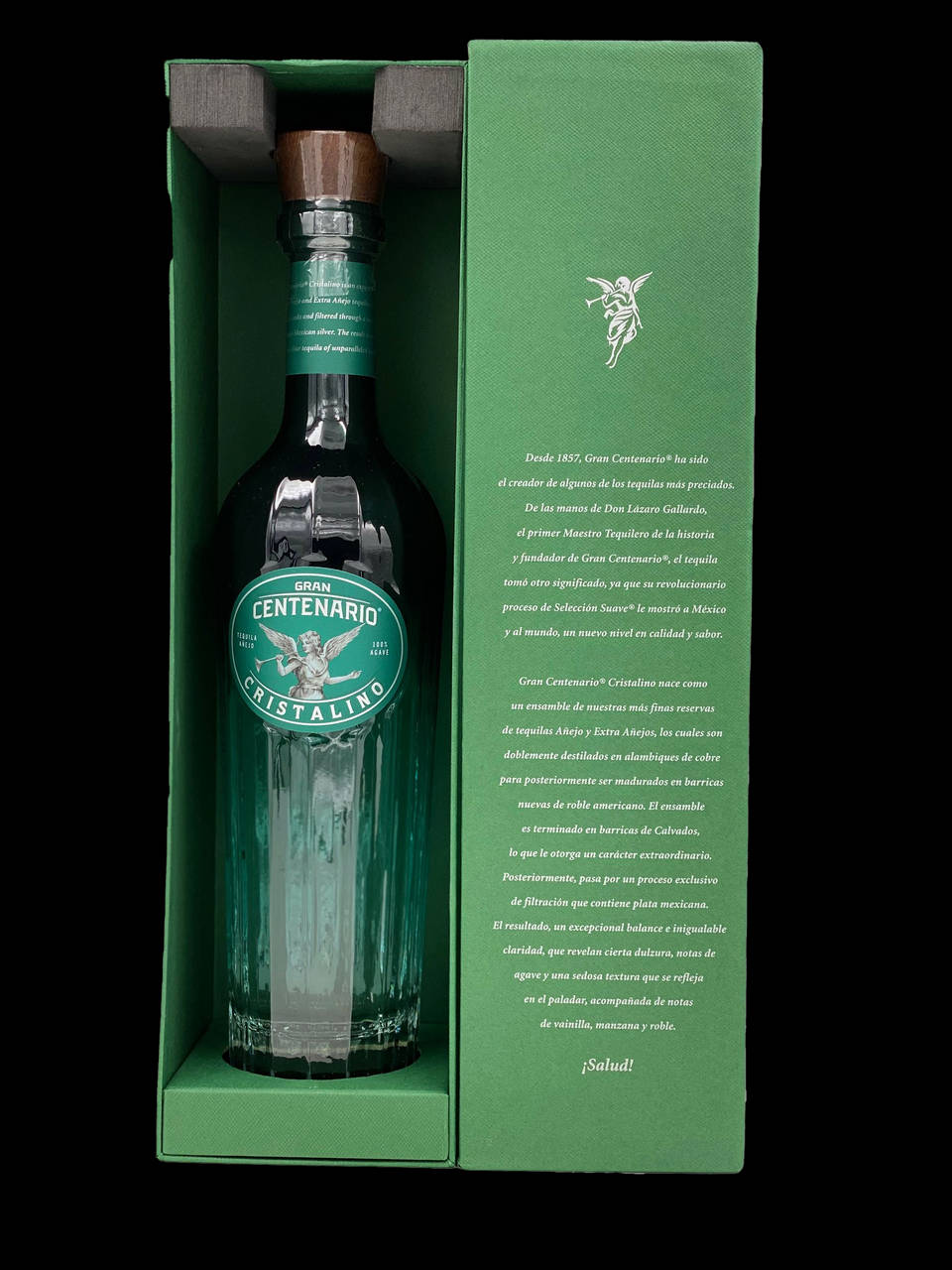 一個綠色龍舌蘭酒瓶放在一個側面有文字的綠色盒子中。