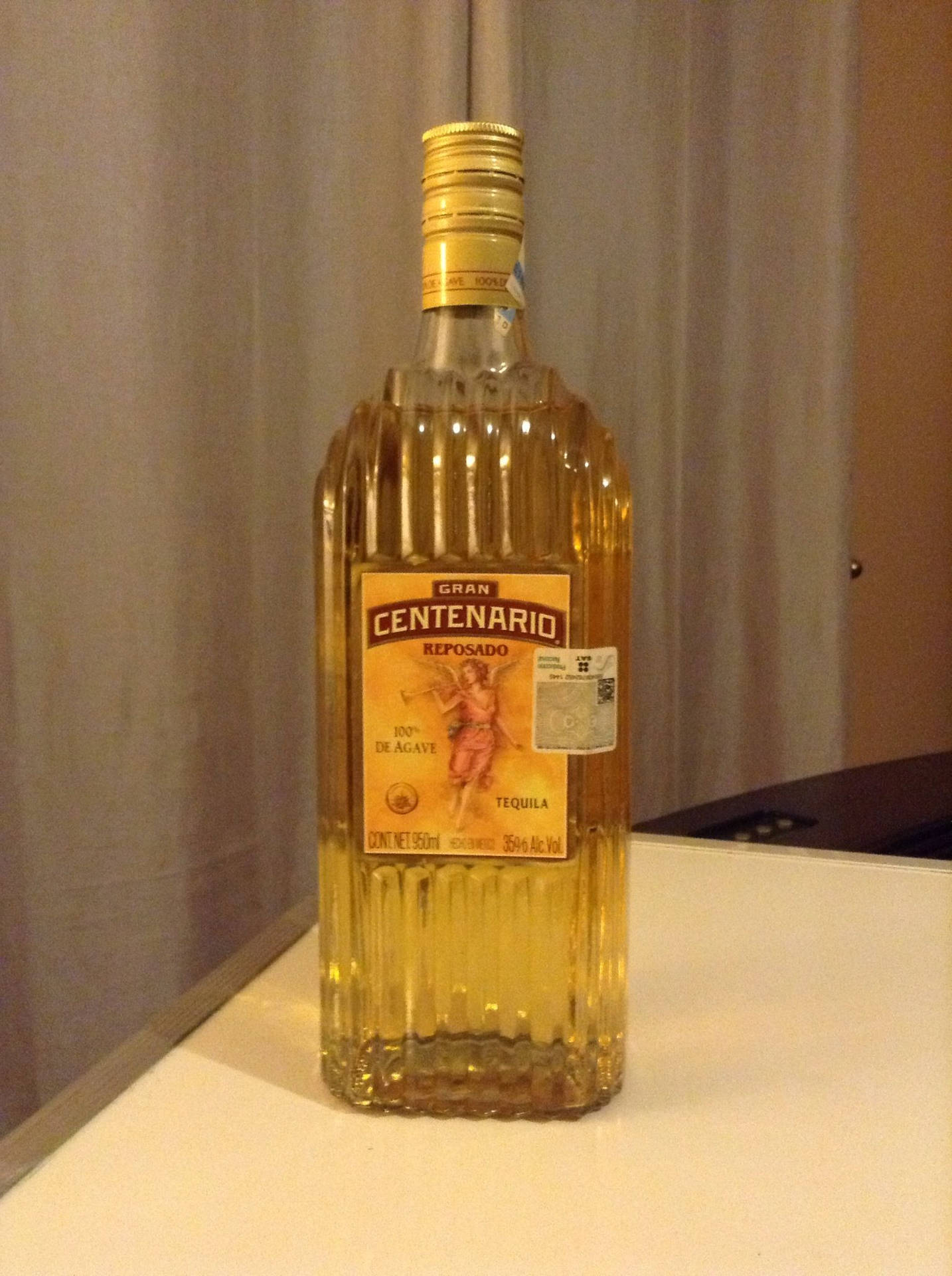 白色枱面上的一瓶Gran Centenario Reposado龍舌蘭酒。