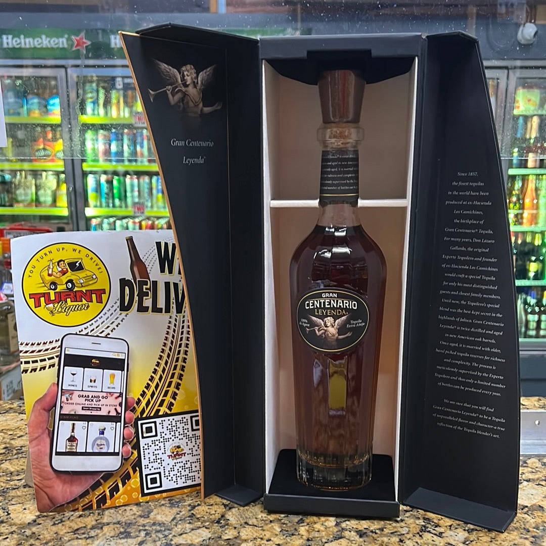 豪華龍舌蘭酒瓶，附送貨傳單和手機，放在商店櫃檯上。