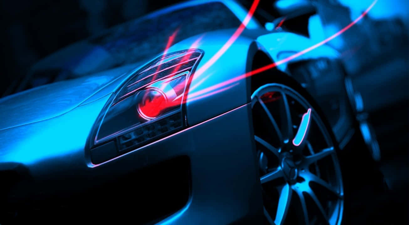 Gran Turismo 5 賽車特寫 720p 壁紙 — 一輛時尚的銀色跑車在霓虹藍光下閃耀，紅色動態模糊的條紋突出了其銳利的線條。