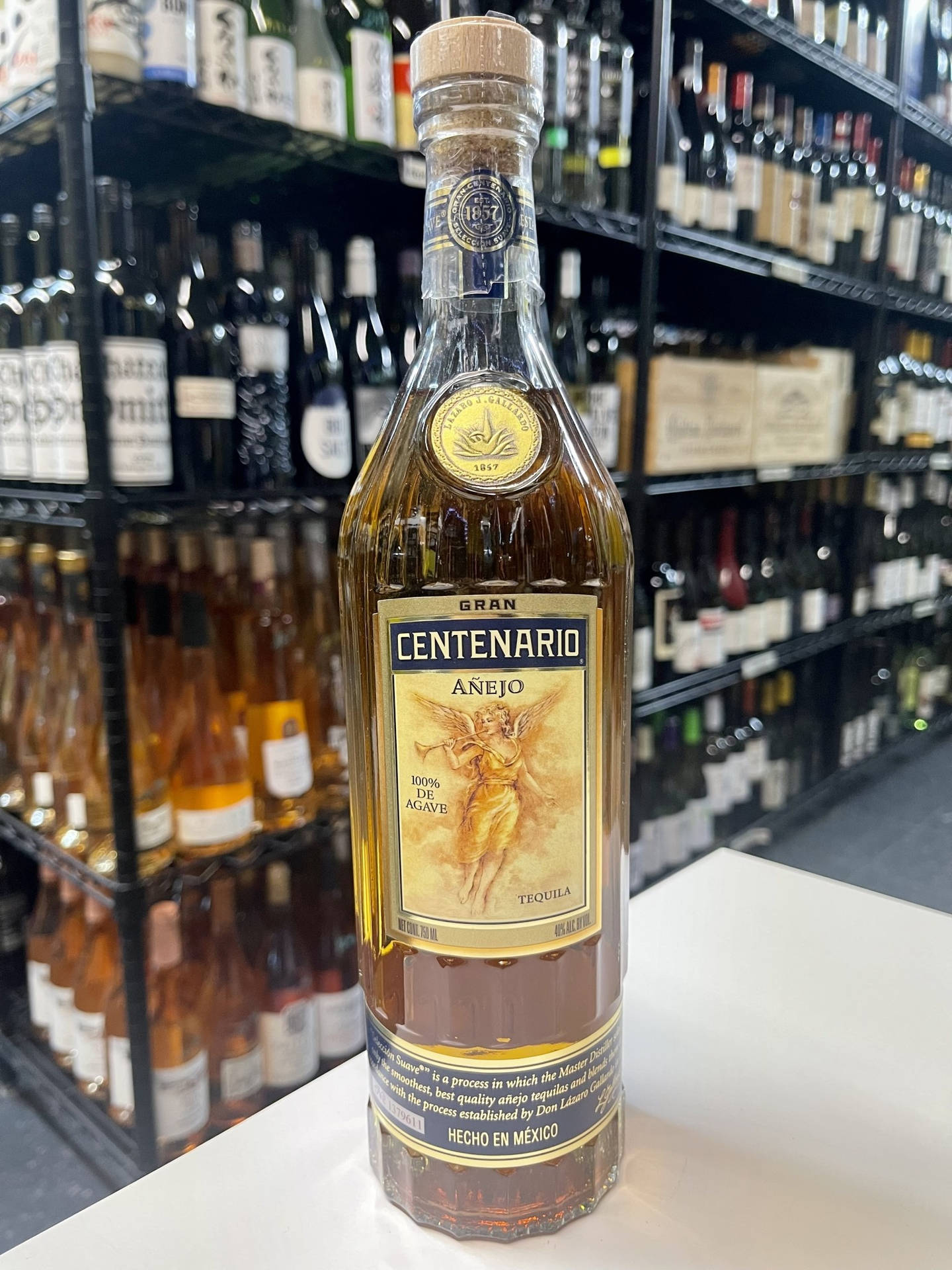 在酒舖白色櫃檯上展示的一瓶 Gran Centenario Añejo 龍舌蘭酒。