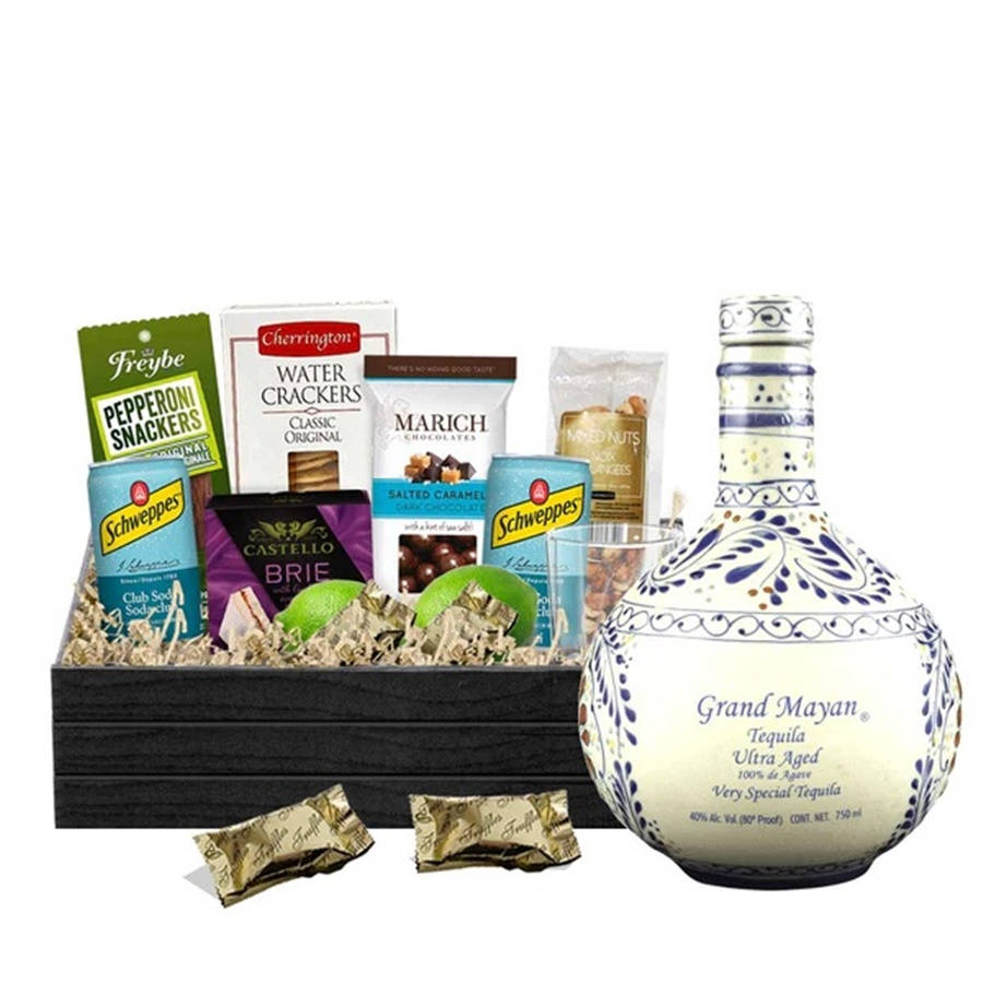 禮物籃內有零食和Grand Mayan龍舌蘭酒瓶，適合慶祝場合。