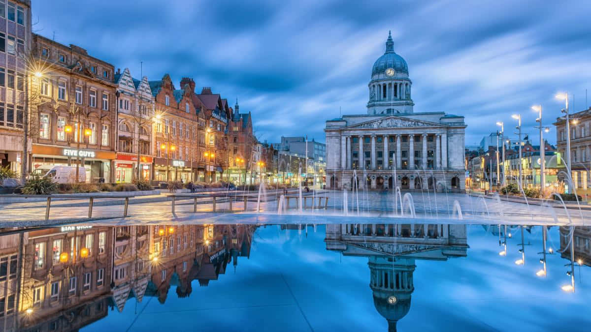 Nottingham 桌布 壁紙 — 宏偉的新古典主義建築和歷史悠久的磚砌建築倒映在黃昏時分的寧靜噴泉中。