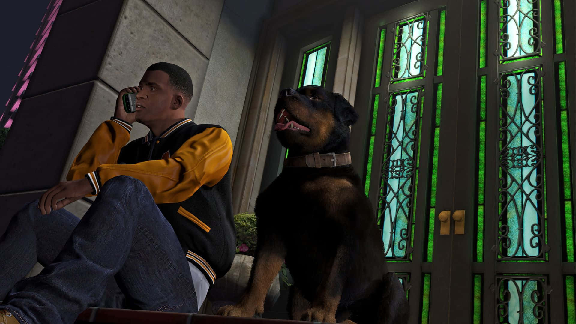 Grand Theft Auto III 截圖 壁紙 — 一名身穿黃黑外套的男子，晚上在華麗的綠色玻璃門旁與一隻羅威納犬通電話。